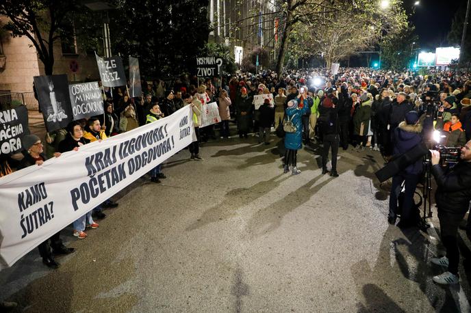 protesti v Podgorici | V strelskem napadu je 45-letni napadalec na več lokacijah na Cetinju ubil 12 ljudi, štiri pa huje ranil. Zatem je sodil še sebi. Napad je v Črni gori sprožil ogorčenje javnosti. Premier Milojko Spajić je med drugim napovedal drastične kazni za nezakonito posedovanje orožja. | Foto Reuters