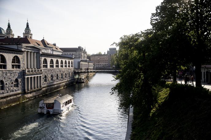 Ljubljanica | Truplo so zvečer opazili mimoidoči in poklicali policijo. | Foto Ana Kovač