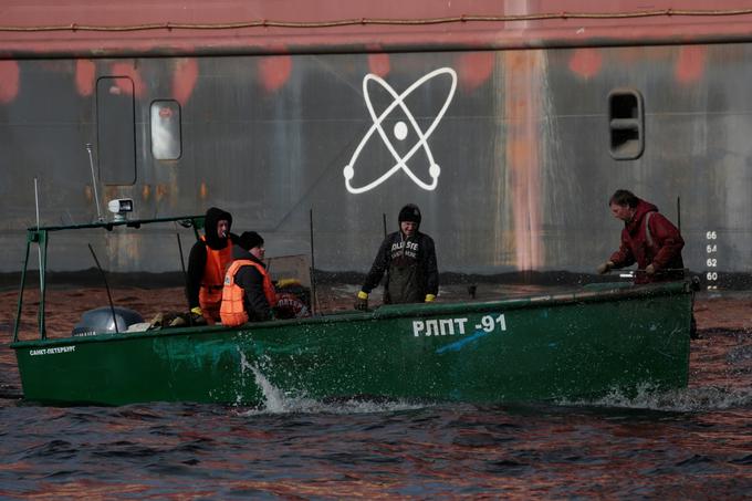 Akademik Lomonosov ima na trupu več simbolov za atom, ki sporočajo, da se bo v njej kmalu dogajalo nekaj atomskega.  | Foto: Reuters