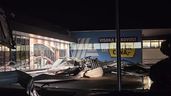  Veter je v Lendavi odkril streho trgovskega središča.
 | Foto: Olgica Koren Pogačar