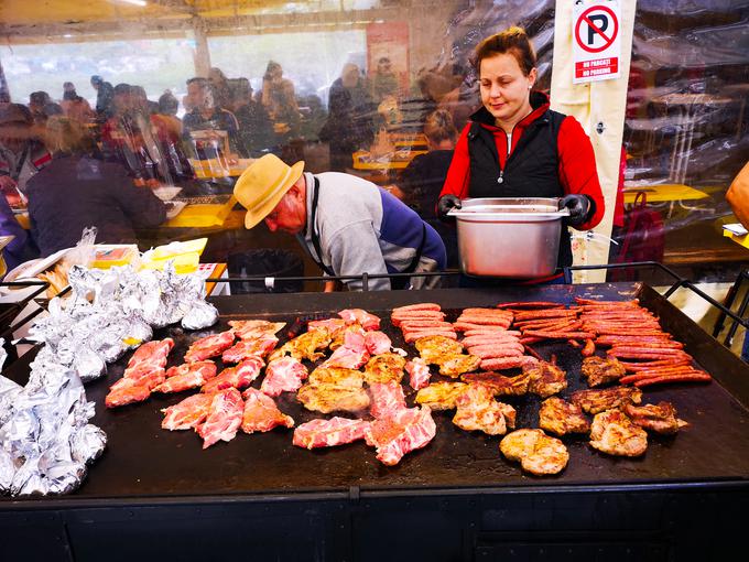 Gostinska ponudba na vrhu prelaza je vsaj ob koncih tedna izjemno pestra, enako velja za prodajo najrazličnejših izdelkov. | Foto: Gregor Pavšič