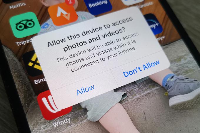 iPhone uporabnika, ko zazna, da je priključen na računalnik ali drugo napravo, vpraša, ali želi omogočiti dostop do datotek v napravi. Podobno storijo pametni telefoni z Androidom.  | Foto: Matic Tomšič
