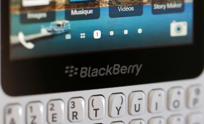 Pametne telefone BlackBerry je naprej proizvajalo kanadsko podjetje Research in Motion ali krajše RIM. Ko so zaradi upada prodaje pametnih telefonov pred leti zašli v finančne težave, je znamko BlackBerry prevzelo kitajsko podjetje TCL, RIM pa se je preimenoval v BlackBerry Limited. Kanadčani še vedno razvijajo določeno programsko opremo za telefone BlackBerry, proizvajajo in tržijo pa jih Kitajci.  | Foto: Reuters