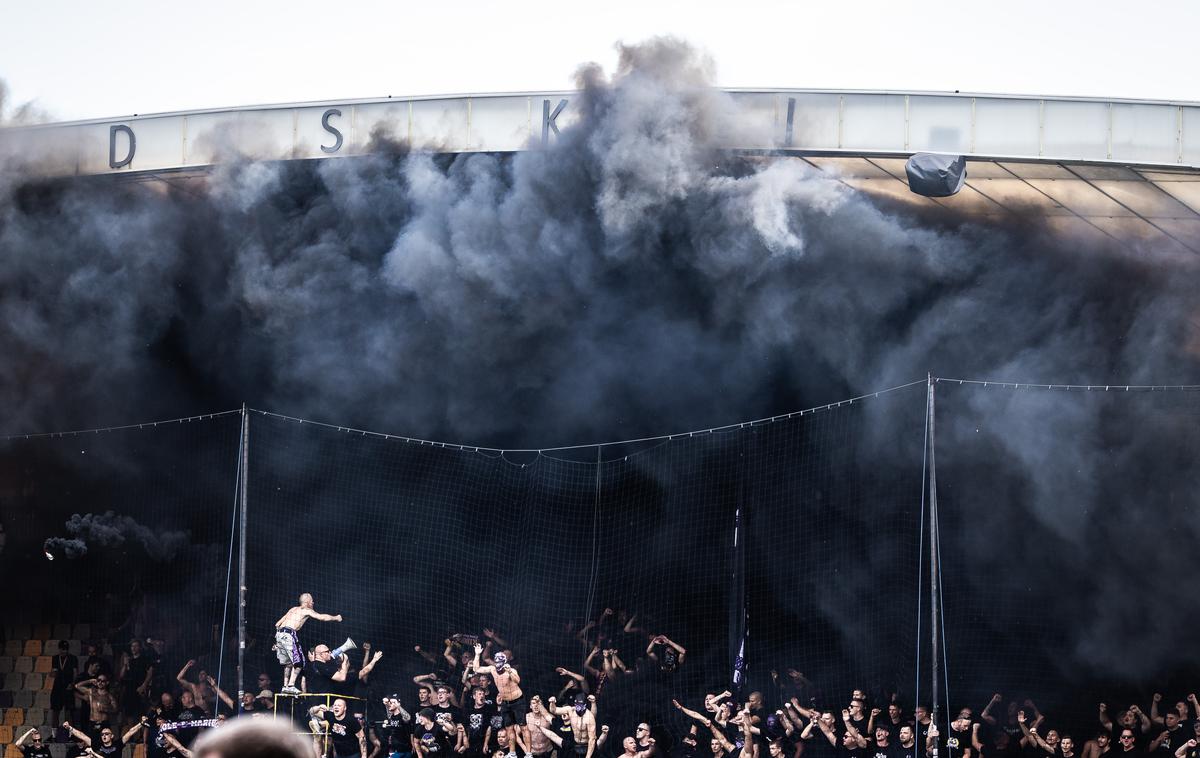 NK Maribor : NK Olimpija 1. SNL Viole | Ekipi Maribora so na dveh domačih tekmah izrekli prepoved prisotnosti gledalcev na delu stadiona, in sicer na južnem delu, kjer se nahaja domača navijaška skupina Viol. | Foto Jure Banfi/alesfevzer.com