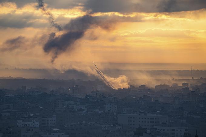 V SDS so predlagali tudi, naj vlada sprejme ukrepe za prepoved širjenja antisemitizma, nošenja transparentov ter protestov v podporo Hamasu, prepove javno poveličevanje simbolov palestinskega oboroženega gibanja Hamas in libanonskega gibanja Hezbolah ter določi kazni za te kršitve. Fotografija je nastala 7. oktobra 2023, ko je Hamas napadel Izrael, kar je bil povod za aktualni vojaški obračun med Izraelom in pripadniki Hamasa v Gazi. | Foto: Guliverimage