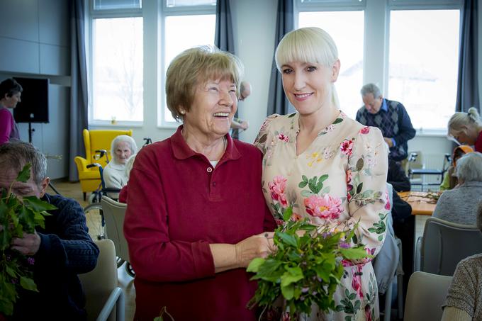 "Navdihujejo me naši stanovalci. Počnejo neverjetne reči. Ne obremenjujejo se s starostjo, bolezenskimi stanji, ampak izkoriščajo 'zadnje' priložnosti za življenje v pravem pomenu besede." | Foto: Ana Kovač