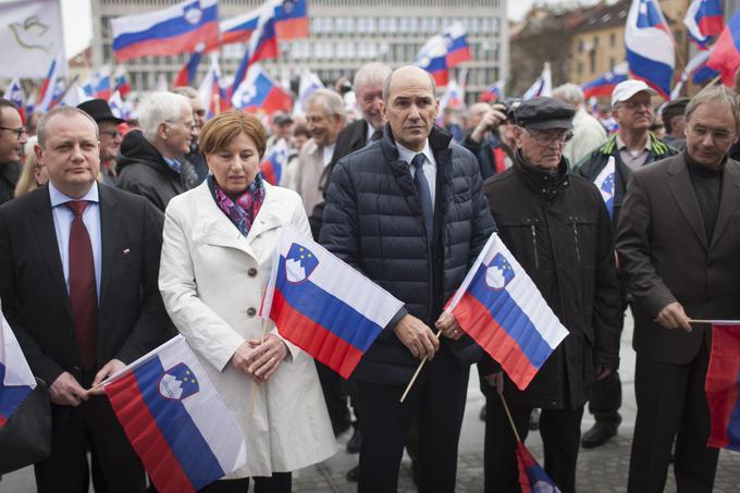 Ljudmilo Novak so aprila na shodu V obrambo Slovenije Janševi podporniki izžvižgali.  | Foto: 