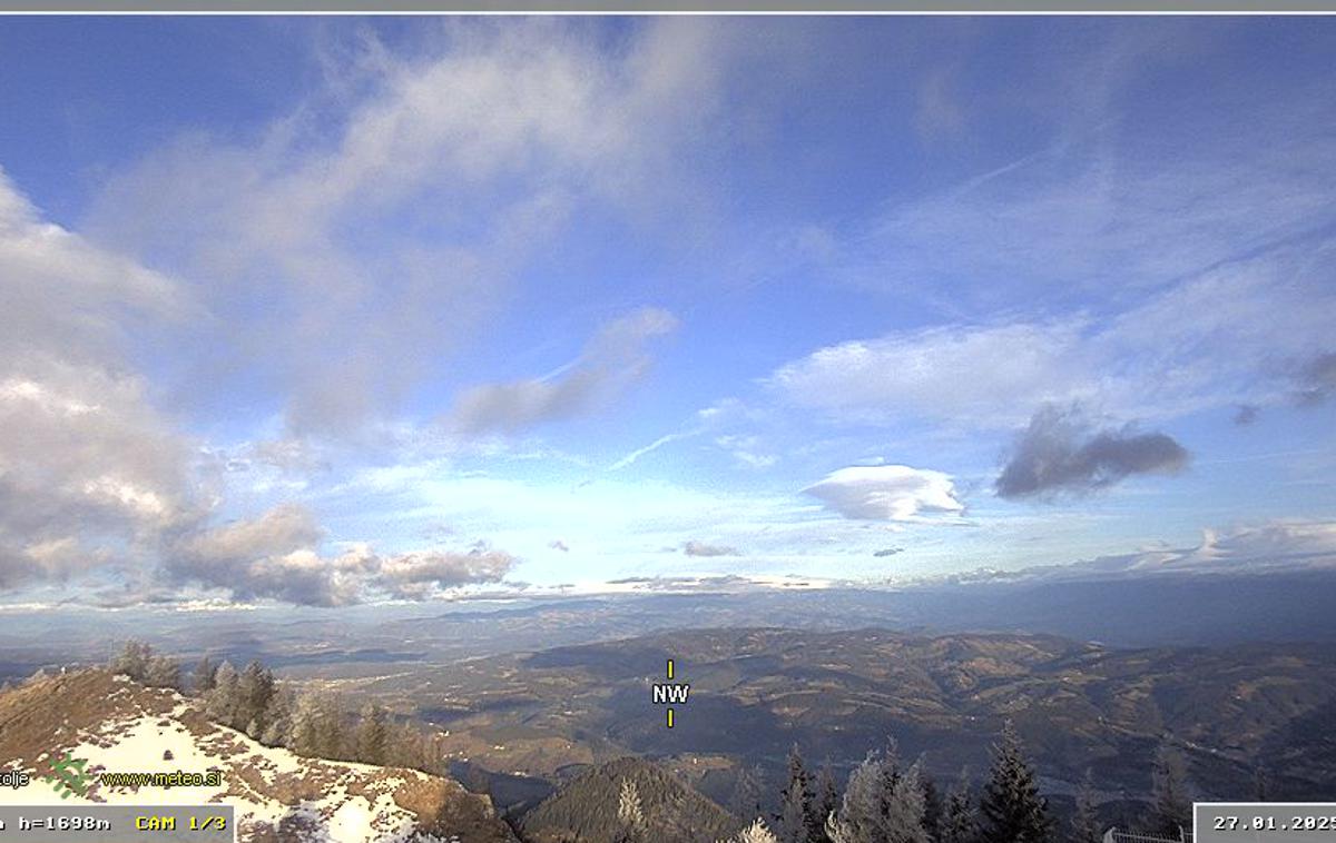 Uršlja gora, spletna kamera | Vsega po malem nas čaka v tem tednu. Dež, sonce in sprememba temperature. Kljub temu pa za ta čas prav posebno mrzlo ne bo. Na fotografiji Uršlja gora.  | Foto Arso