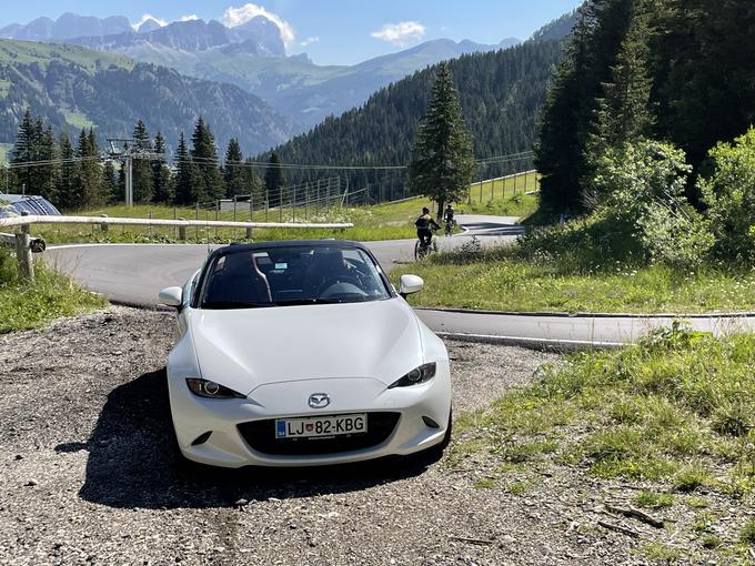 V jubilejnih barvah Mazdine stoletnice je MX-5 v Dolomitih resda nekoliko izstopala, toda na ovinkih smo srečali še mnogo drugih voznikov s starejšimi primerki tega avtomobila. | Foto: Gregor Pavšič