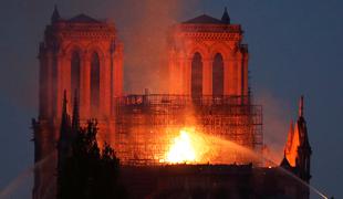 V Notre-Dame izbruhnil silovit požar, zrušila sta se streha in stolpič #video #foto