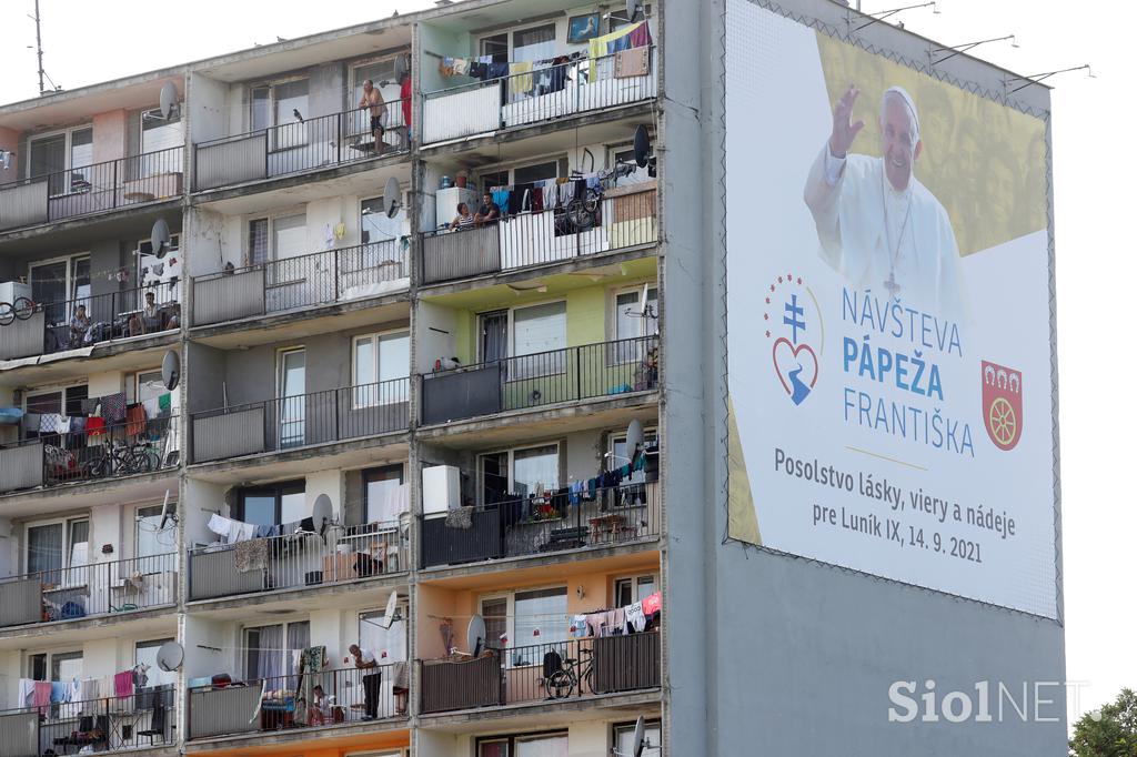 Papež Frančišek je obiskal romsko naselje Lunik IX v mestu Košice na vzhodu Slovaške.