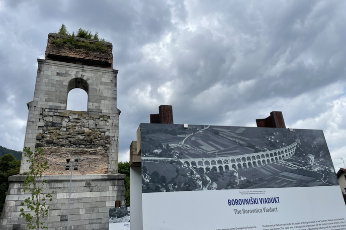 viadukt Borovnica | Še zadnji obstoječ spomin na nekoč največji kamniti most v Evropi. Bil je največji premostitveni objekt na železniški progi Dunaj-Trst. | Foto Gregor Pavšič