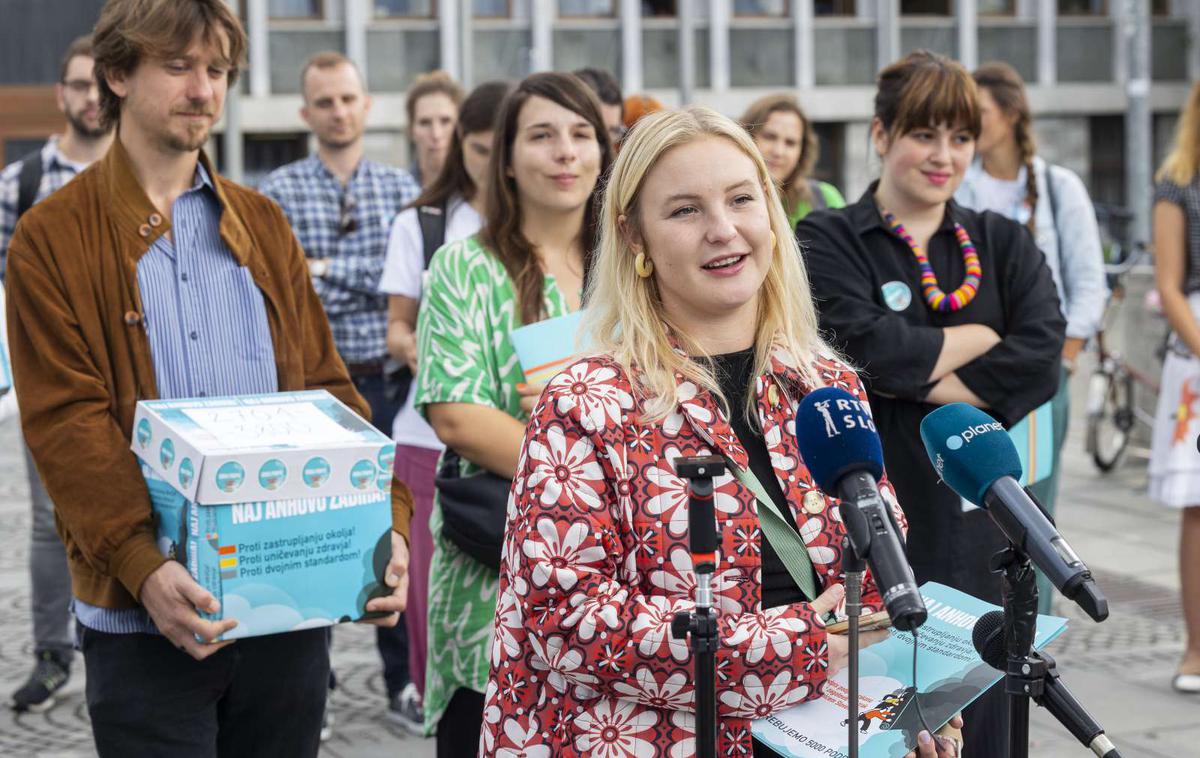 Nevladne organizacije, združene v kampanji Naj Anhovo zadiha. | Zbiranje podpisov državljanov za vložitev predloga novele zakona o varstvu okolja v parlamentarno proceduro so predstavniki nevladnih organizacij začeli 1. septembra.  | Foto STA