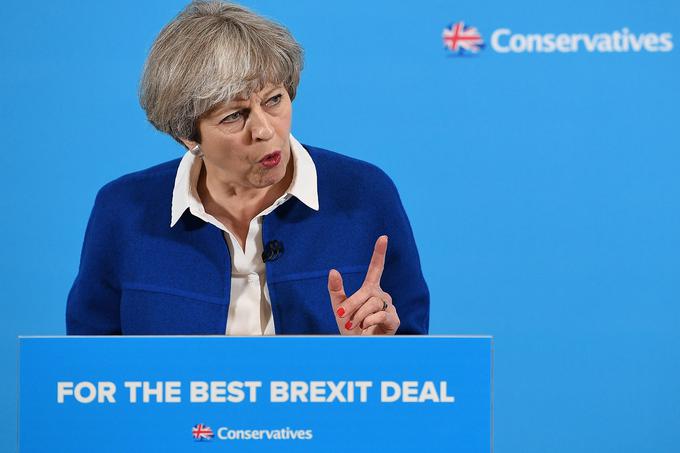 Theresa May, ki obljublja močno in stabilno vlado, ki bo z EU izpogajala najboljši dogovor o izstopu Velike Britanije, se je slabše od Corbyna izkazala tudi na predvolilnih televizijskih nastopih, v katerih je odgovarjala na vprašanja iz občinstva (Sky news) in na vprašanja novinarja Jeremyja Paxmana (Channel 4). | Foto: Reuters