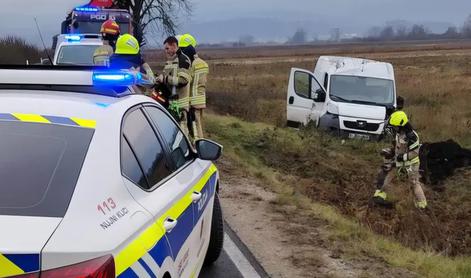 Voznik izgubil nadzor nad vozilom in zapeljal z vozišča