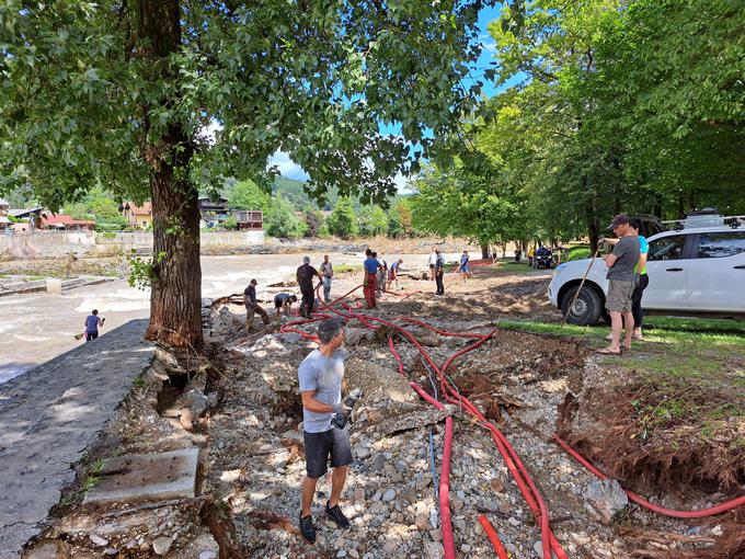 V Tacnu je bila že takoj po poplavah organizirana delovna akcija. Odziv je bil velik. | Foto: Boštjan Boh