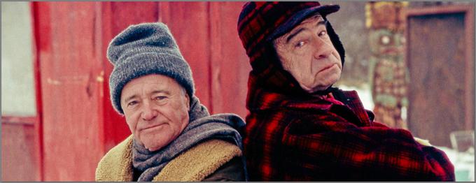 John Gustafson (Jack Lemmon) in Max Goldman (Walter Matthau) živita v majhnem kraju, poznata se že več kot 50 let in najbolj uživata v tem, da eden drugemu grenita življenje. Njuna tekmovalnost pa dobi povsem nove razsežnosti, ko se v njuno bližino naseli lepa vdova Ariel. • V sredo, 29. 9., ob 6. uri na FOX Movies.* | Foto: 