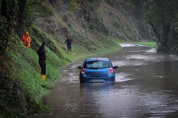 Reka Kolpa poplavlja. Poplave. | V nedeljo čez dan lahko na več mestih pride do zastajanja in poplavljanja padavinske vode. | Foto Bojan Puhek