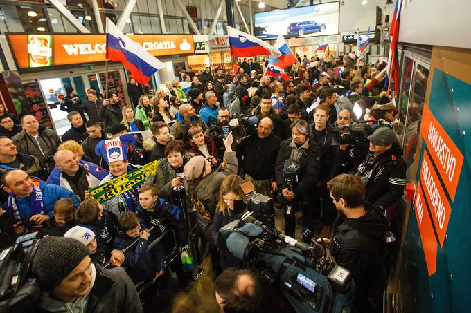 Na zagrebškem letališču se je zbralo ogromno prijateljev slovenske reprezentance. Manjkali niso niti novinarji. Tako slovenski kot tudi hrvaški, ki so želeli od bližje spoznati razlog za veličastno vrnitev Vujovićeve čete v obračunu za bron. | Foto: Grega Valančič/Sportida