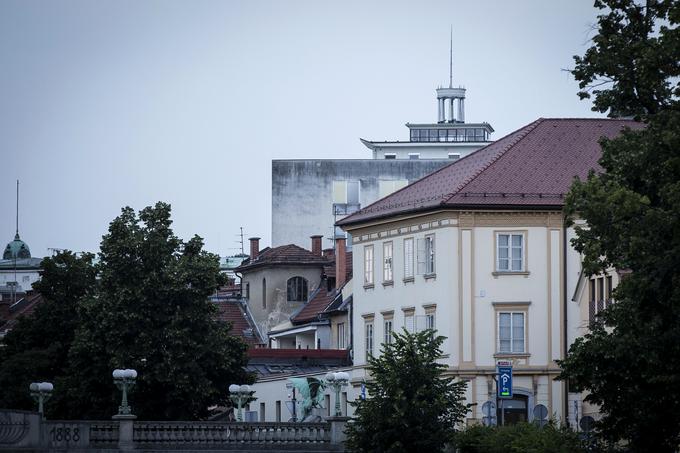 Poti in pogledov na mesto in njegova prizorišča, arhitekturo in vzdušja je več. Eno od teh je tudi od spodaj navzgor, z reke na kopno.  | Foto: 