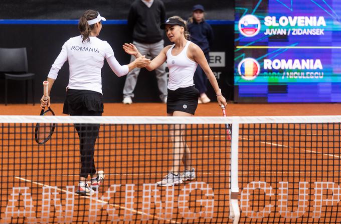 Irina Maria Bara in Monica Niculescu sta po napetem boju dobili prvi niz. | Foto: Vid Ponikvar/Sportida