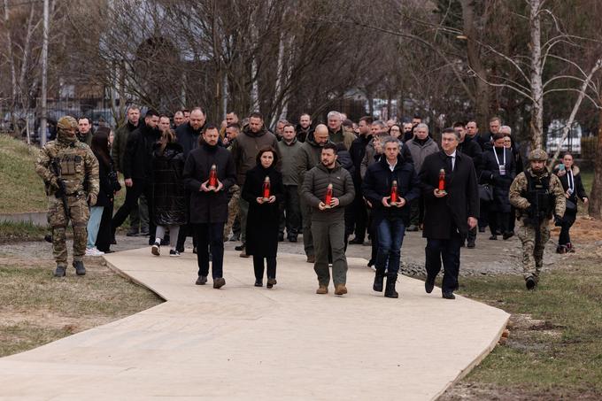 Slovesnosti v Buči so se poleg Roberta Goloba udeležili tudi predsednika vlad Hrvaške Andrej Plenković in Slovaške Eduard Heger ter predsednica Moldavije Maia Sandu, vsi pa se bodo popoldne v Kijevu udeležili tudi vrha o ruski odgovornosti za zločine v Ukrajini. | Foto: Vlada RS