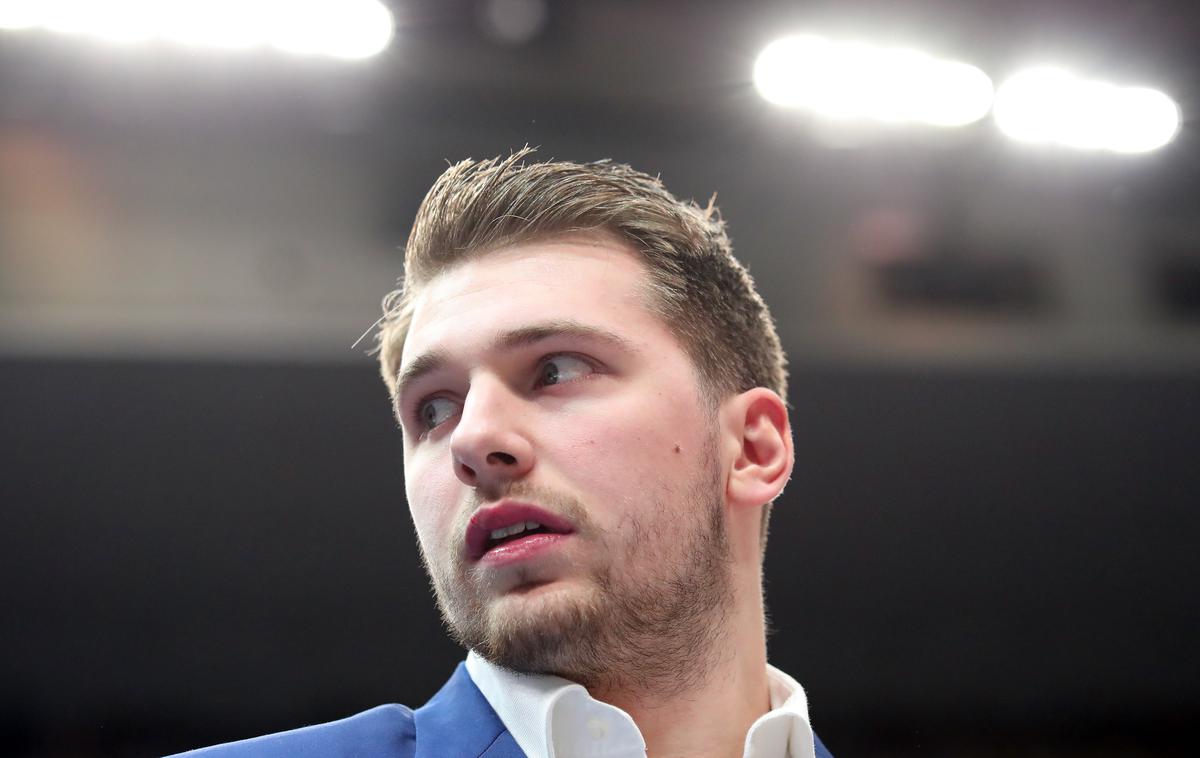 Luka Dončić | Luka Dončić je tretjo tekmo Dallas Mavericks spremljal v civilni opravi. | Foto Guliver/Getty Images