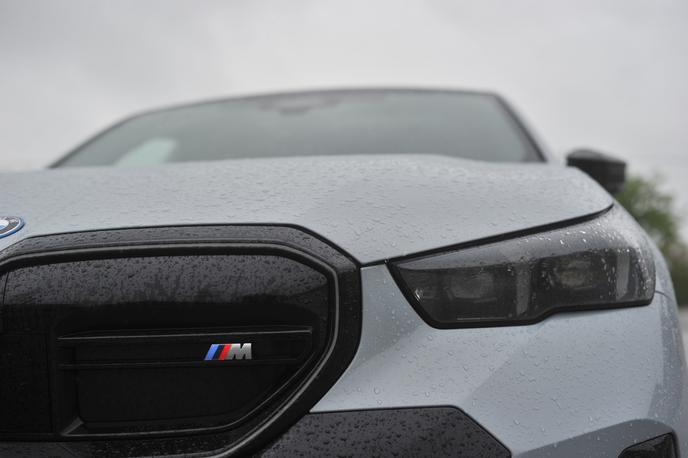 BMW i5 M60 | BMW je med redkimi tradicionalnimi znamkami, ki se lahko leta 2025 izognejo kaznim za previsok izpust CO2. | Foto Gregor Pavšič