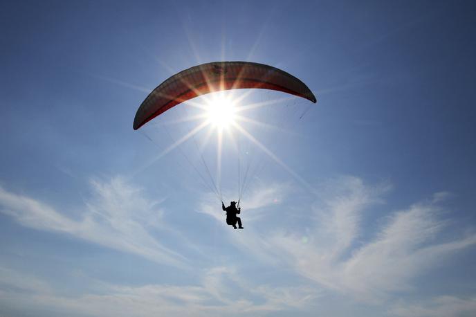 jadralni padalec | Jadralni padalec se je smrtno ponesrečil pri vzletu s pobočja Stola.  | Foto Reuters