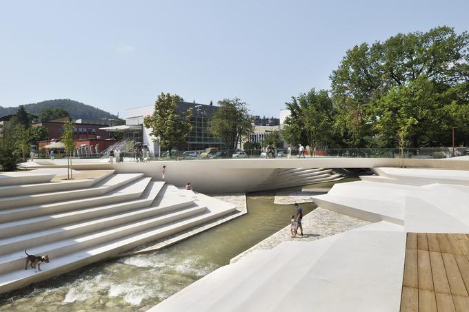 Promenada v Velenju studia Enota (iz kataloga Slovenskega paviljona na arhitekturnem bienalu v Benetkah z naslovom Living with Water urednikov Nine in Matevža Grande) | Foto: Miran Kambič, iz publikacije Living with Water