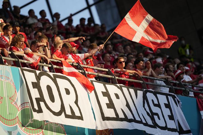 V deseti minuti tekme med Dansko in Belgijo so se navijači in igralci spomnili nesrečnega Christiana Eriksena. | Foto: Guliverimage/Vladimir Fedorenko