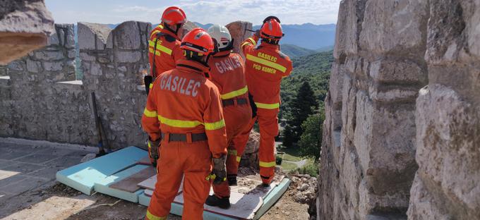 Posledice udara strele v Štanjelski grad | Foto: PGD Komen