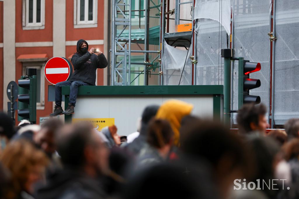 protest Trst proti covidnemu potrdilu 06112021