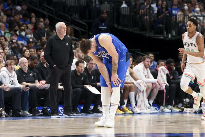 Luka Dončić | Luka Dončić si je mečno mišico oškodoval na nedeljski zadnji tekmi rednega dela sezone. | Foto Reuters