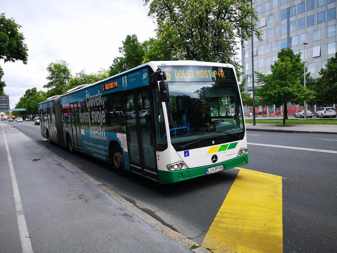 Na dveh vpadnicah v Ljubljani so že uvedli rumeni pas in odvzeli prometni pas avtomobilom. | Foto: Gregor Pavšič