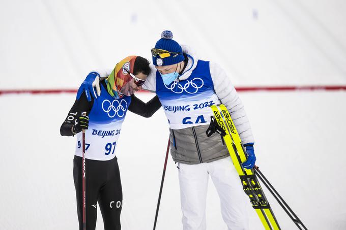 Takole je olimpijski prvak na 15 kilometrov Iivo Niskanen v cilju olimpijskih iger počakal na zadnjega tekmovalca Carlosa Andresa Quintano. | Foto: Guliverimage/Vladimir Fedorenko