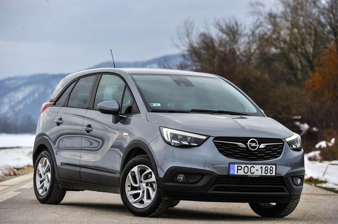 Opel crossland X je izdatno obdan s plastičnimi obrobami, ki naj bi ga ščitile pred udarci od spodaj, če bi slučajno zašel na slabše vzdrževane poti. | Foto: Gašper Pirman