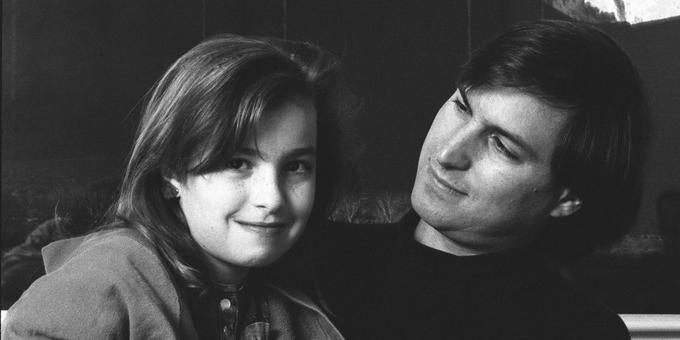 Steve Jobs je dolga leta zanikal očetovstvo Lise Brennan (rodila se je 17. maja 1978). Njeno mamo, Christino Brennan, je Steve spoznal v srednji šoli. Med letoma 1972 in 1978 sta imela občasne romantične epizode, nekaj časa sta celo živela v isti hiši, takrat je Christina tudi zanosila. Jobs je trdil, da ne more biti oče, saj naj bi bil sterilen. Ko je test DNK ta argument ovrgel in pokazal, da je vendarle Lisin oče, je Jobs očetovstvo še naprej zanikal. Dokončno ga je priznal in se s hčerko pobotal šele leta pozneje, med svojo začasno odsotnostjo pri Applu. Glede na poročanje revije Fortune ji je v svoji oporoki zapustil več deset milijonov dolarjev.  | Foto: 