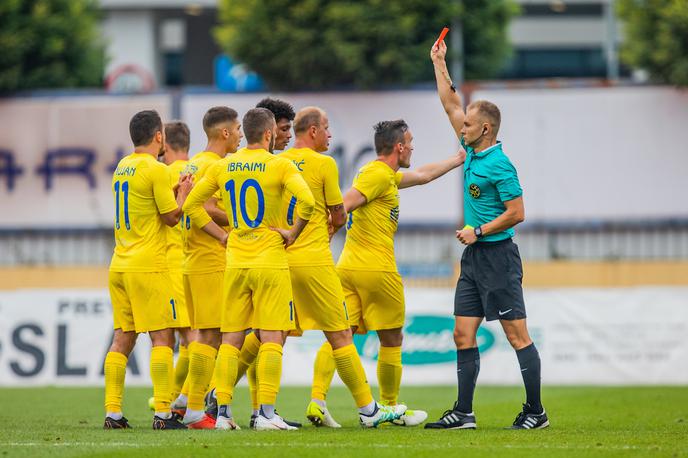 Domžale Mura | Senijad Ibričić je moral predčasno pod prho na tekmi proti Muri. | Foto Urban Meglič/Sportida