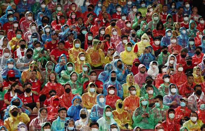 Polne tribune na stadionu Rajamangala in večina Tajcev še vedno z maskami. | Foto: Reuters