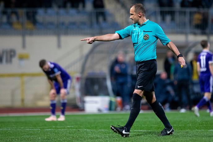 Andrej Žnidaršič | Sodnik Andrej Žnidaršič na sredini tekmi v Domžalah ni navdušil Mariborčanov. | Foto Urban Urbanc/Sportida