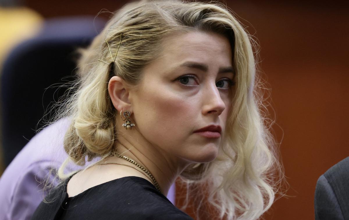 Amber Heard odvetnica | Porota je ugotovila, da sta Depp in Heardova odgovorna za obrekovanje, vendar se je po napornem mesec in pol dolgem sodnem procesu enega proti drugemu bolj postavila na stran Deppa. Njemu je prisodila 10,35 milijona dolarjev odškodnine, njej pa le dva milijona. Potem se je Heardova pogajala z Deppom, da mu plača manj. | Foto Reuters