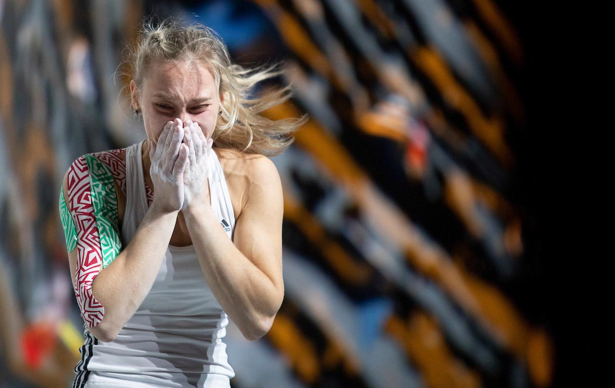 finale balvani Innsbruck 2018 | Janja Garnbret je na svetovnem prvenstvu v športnem plezanju naslovu svetovne podprvakinje v težavnostnem plezanju dodala še naslov svetovne prvakinje v balvanskem plezanju. | Foto Urban Urbanc/Sportida