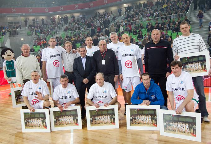 Na revialni tekmi legend je Darko Mirt prav tako nastopil (spodnja vrsta, drugi z leve v sendviču med Petrom Vilfanom in Dušanom Hauptmanom). | Foto: Vid Ponikvar