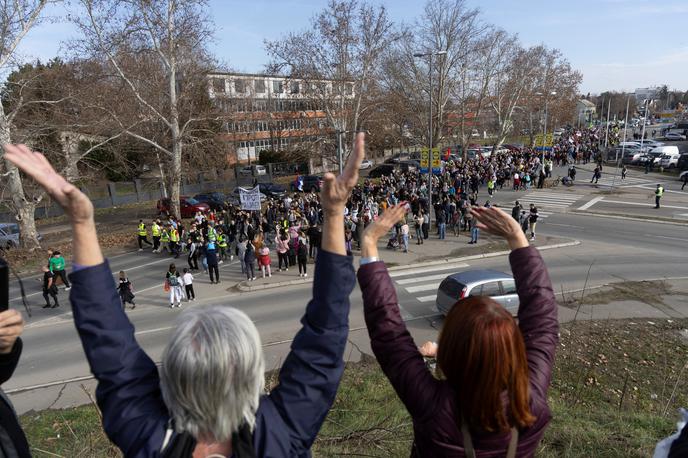 protestni pohod, Srbija | V Beogradu je to že tretji primer ta mesec, da so z avtomobilom zapeljali med protestnike v času njihovega poklona žrtvam. V prvih dveh incidentih sta bili poškodovani dve dekleti. | Foto Reuters