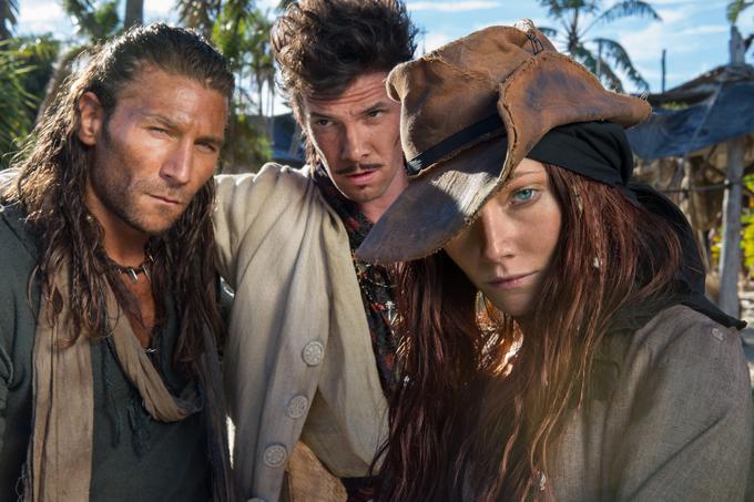 Charles Vane (Zach McGowan), Jack Rackham (Toby Schmitz) in Anne Bonny (Clara Paget) | Foto: 