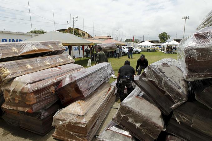 V mestih Portoviejo in Pedernales, ki ju je potres hudo prizadel, so v ponedeljek že pokopali nekatere žrtve. | Foto: Reuters