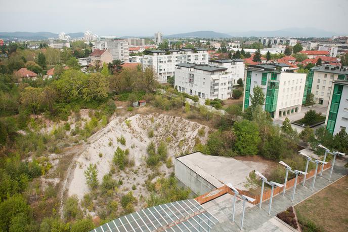 Gradbena jama pri Bežigrajskem dvoru | Nove sodne palače očitno še ne bo kmalu.  | Foto Bor Slana