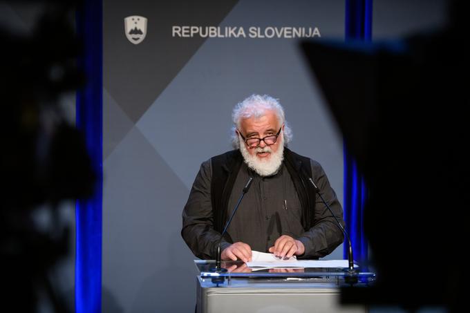 Direktor Nacionalnega inštituta za javno zdravje (NIJZ) Milan Krek je na novinarski konferenci vlade potrdil, da je omenjena zaposlena več dni hodila v službo, čeprav je imela vročino in druge simptome covid-19. | Foto: Nebojša Tejić/STA