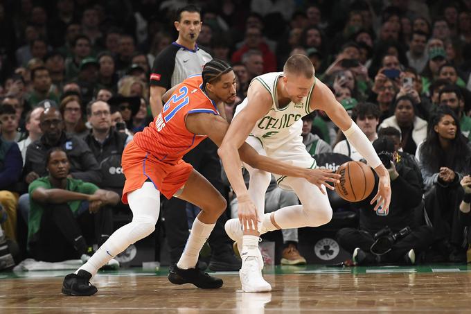 Kristaps Porzingis upa, da bo lahko soigralcem pomagal že na prvi tekmi finalne serije. Nazadnje je igral 29. aprila. | Foto: Reuters